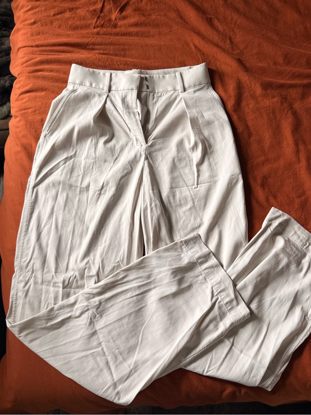 Lululemon Women's Cream Pleated Trousers